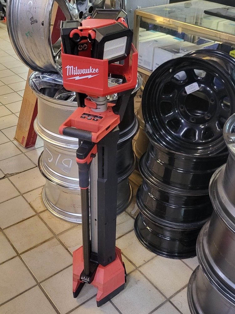 Milwaukee 2136-20 M18 18-Volt Lithium-Ion Cordless 6,000 Lumens Rocket Dual Power Tower Light