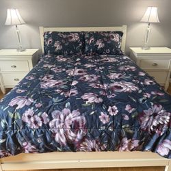 Full size comforter And 4 Pillow Cases 