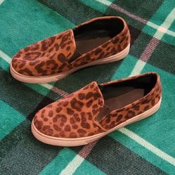 WOMENS BOBBIE BROOKS CHEETAH PRINT FAUX SUEDE SLIP ON SHOES SIZE 9