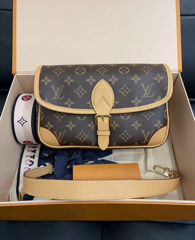 LOUIS VUITTON Diane PM Classic Monogram Canvas Coating Underarm Bag Baguette Handbag Crossbody Shoulder Bag Small Women's Brown
