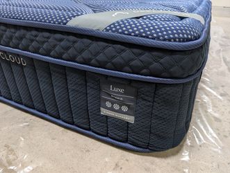 DreamCloud Luxe Hybrid Mattress, Queen, Like New, Perfect Condition