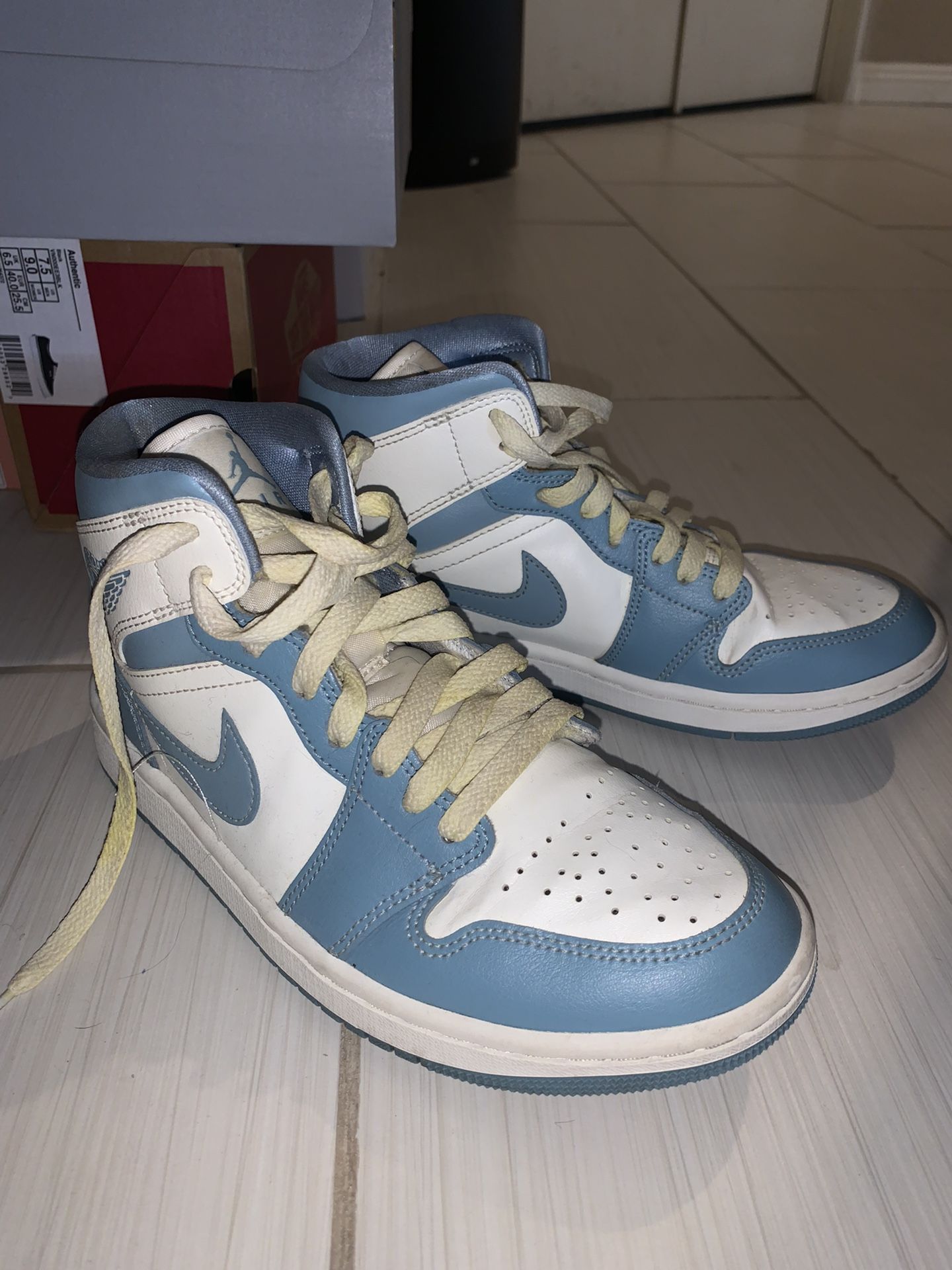 Wmns Air Jordan 1 Mid 'University Blue' – Size US 7.5 W