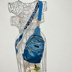 Crossbody small size! Pretty color