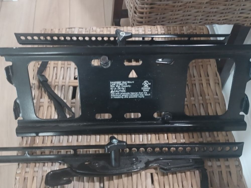 Adjustable TV WALL MOUNT