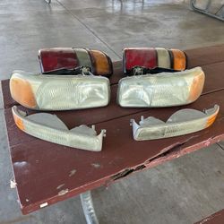 Tail Light GMC Yukon / Chevy Suburban / 2000 / 06