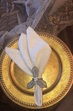 6 chargers with napkins for dinning tables all ready to use!!