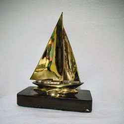 VINTAGE SOLID METAL BRASS SAILBOAT SCULPTURE 8.5"×6.3"×3" - M1000