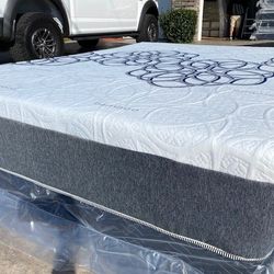 Queen Bamboo Hybrid Cool Gel Memory Foam Mattress!!