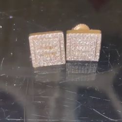 1 Karat .. 10k Gold Earrings 500$