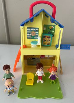 CoComelon pop and play house with family.