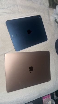 Apple iPad Air/ macbook 2022 bundle