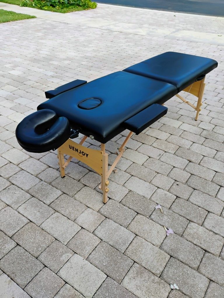 Uenjoy Portable Massage Table with Accessories and Carrying Case. Adjustable Height To 34 Inch. Very Good Condition