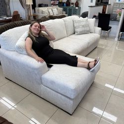 Chessington Ivory 2-Piece LAF Chaise Sectional
