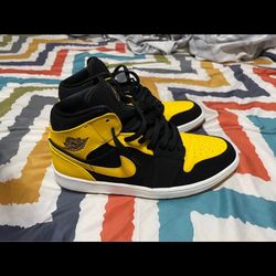 Men Jordan 1 size 10 black and yellow