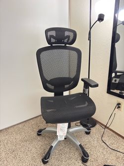 Black Mesh Ergonomic Office Chair( one hand missing)