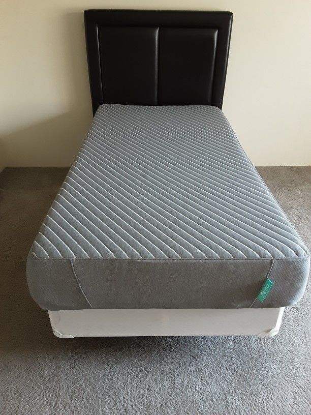Gorgeous Twin Bed Set- very durable- like new mattress - non-smoking environment