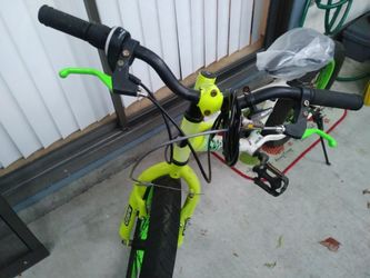 Bike 18 boy Avigo skramble 7 Speed Bicicleta 18 boy avigo skramble llanta Gruesa for Sale in Newark CA OfferUp