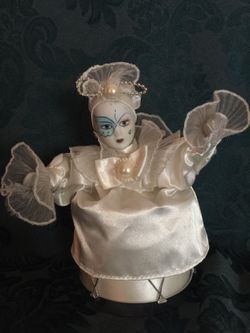 VINTAGE PORCELAIN MUSIC BOX CLOWN