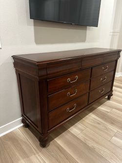 Classic 9-drawer Wood Dresser