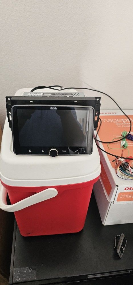 Boss Audio Systems Single-DIN Car Stero, wireless Apple Car Play Android Auto 7 inch touch screen AM / FM Radio Receiver.