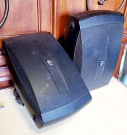 Yamaha Indoor/Outdoor Speakers Pair Black w/ Wall Mount Brackets in great working condition