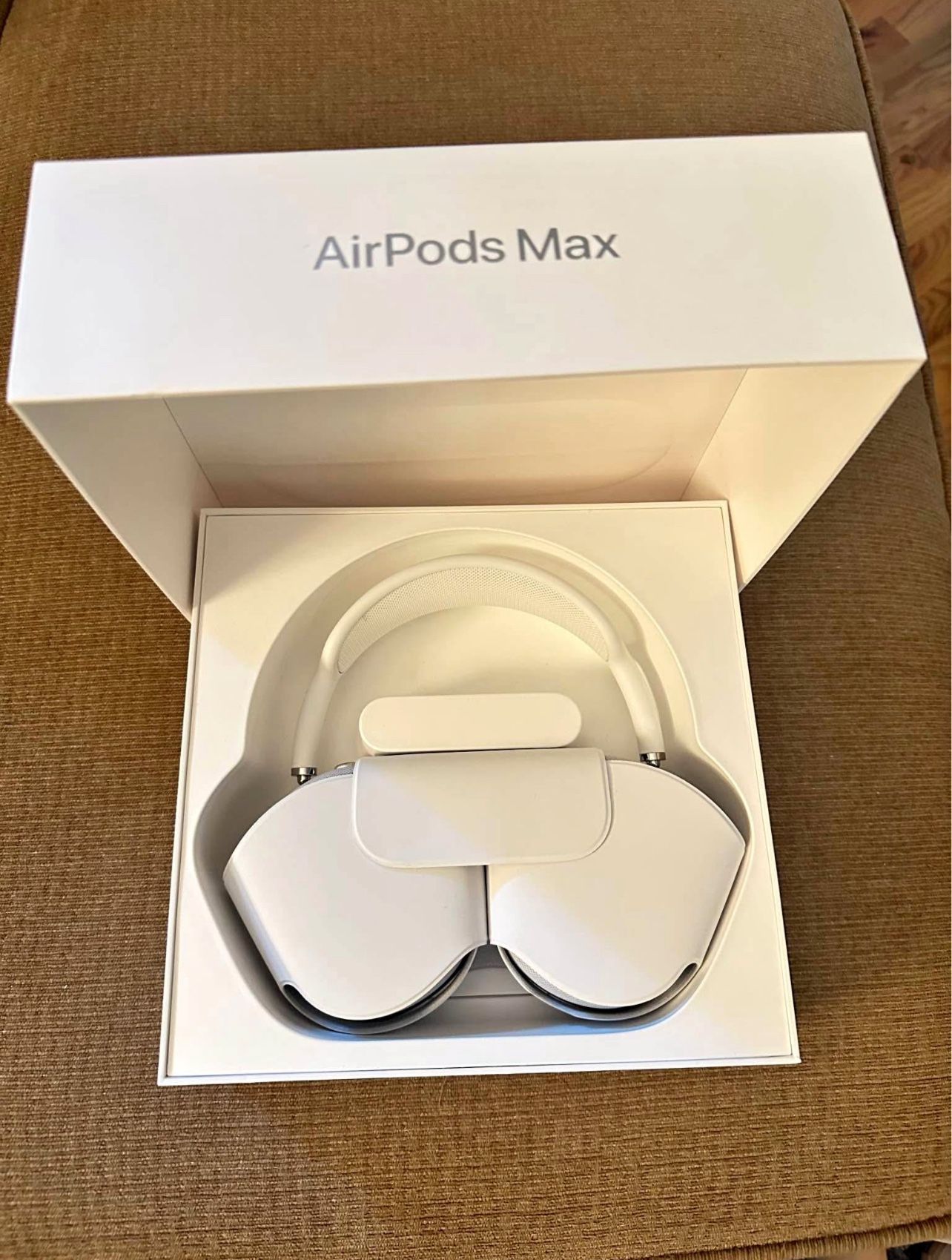 White AppIe AirPods Maxes