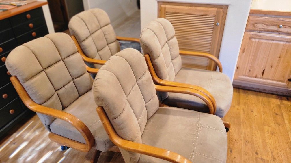 4 Nice rolling armed chairs