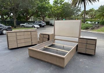 Beautiful Bedroom Set Queen Size Solid Wood Natural Wood Color In Excellent Condition By Klaussner
