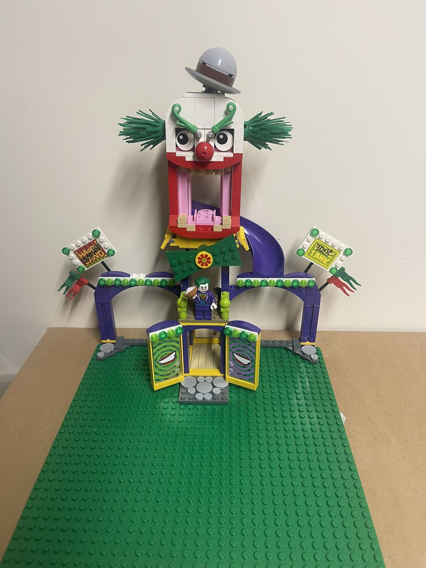 Lego Batman Jokerland 76035 joker funhouse mirror and slide build with joker minifigure