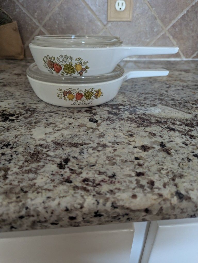 Vintage Stove Top/Oven Pyrex W Lids