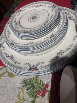 🔻AGAIN🔻REDUCED 🔻PRICE 🔻Beautiful  china dinnerware. 