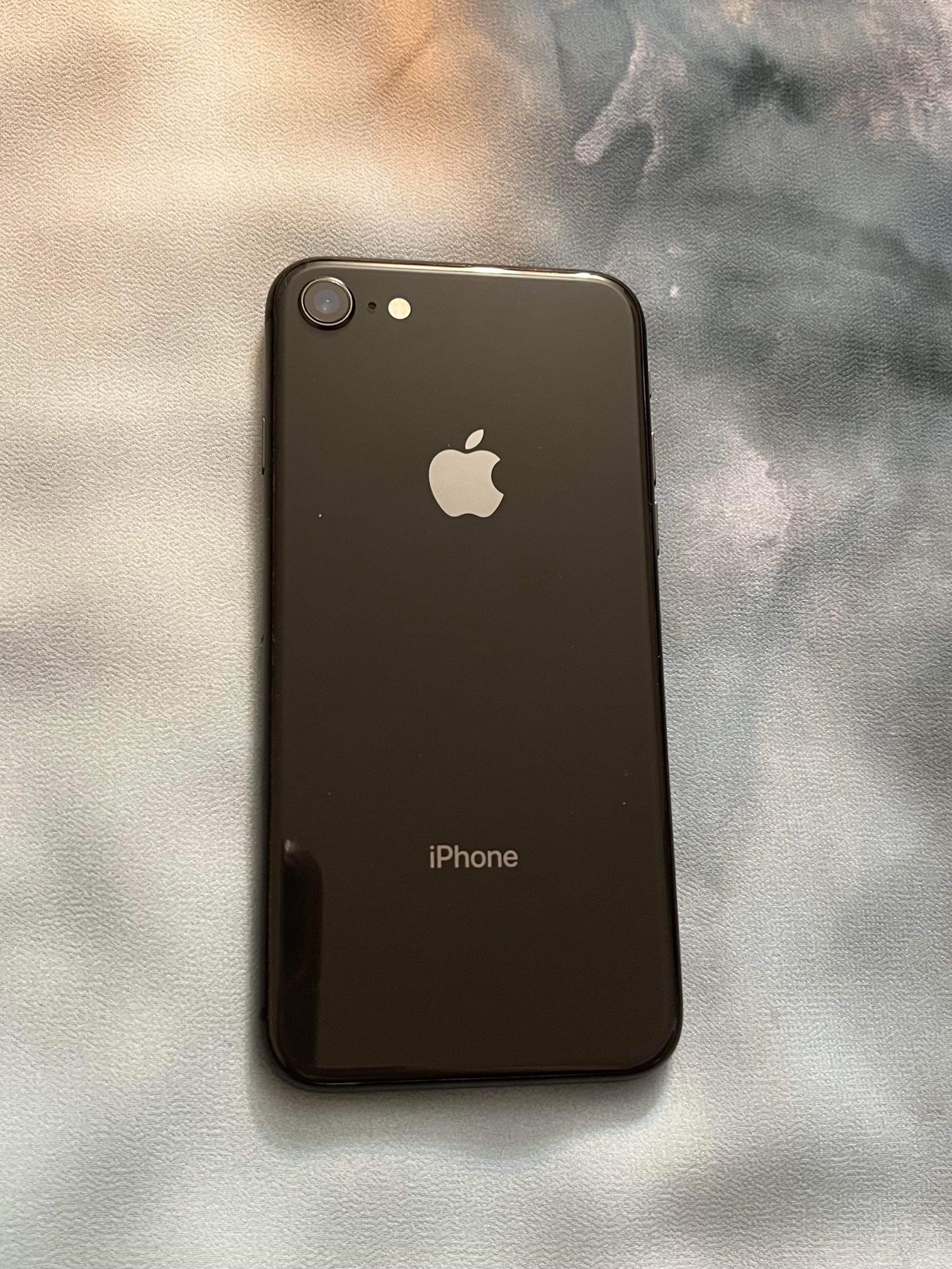 iPhone 8 64 Gb Unlocked (firm Price)