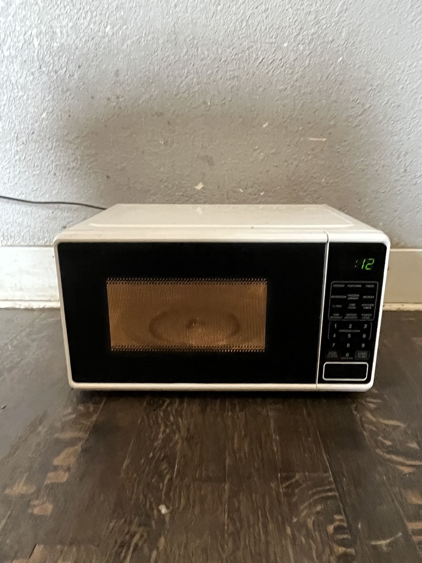 Mainstays 0.7 Cu ft Countertop Microwave Oven, 700 Watts, White