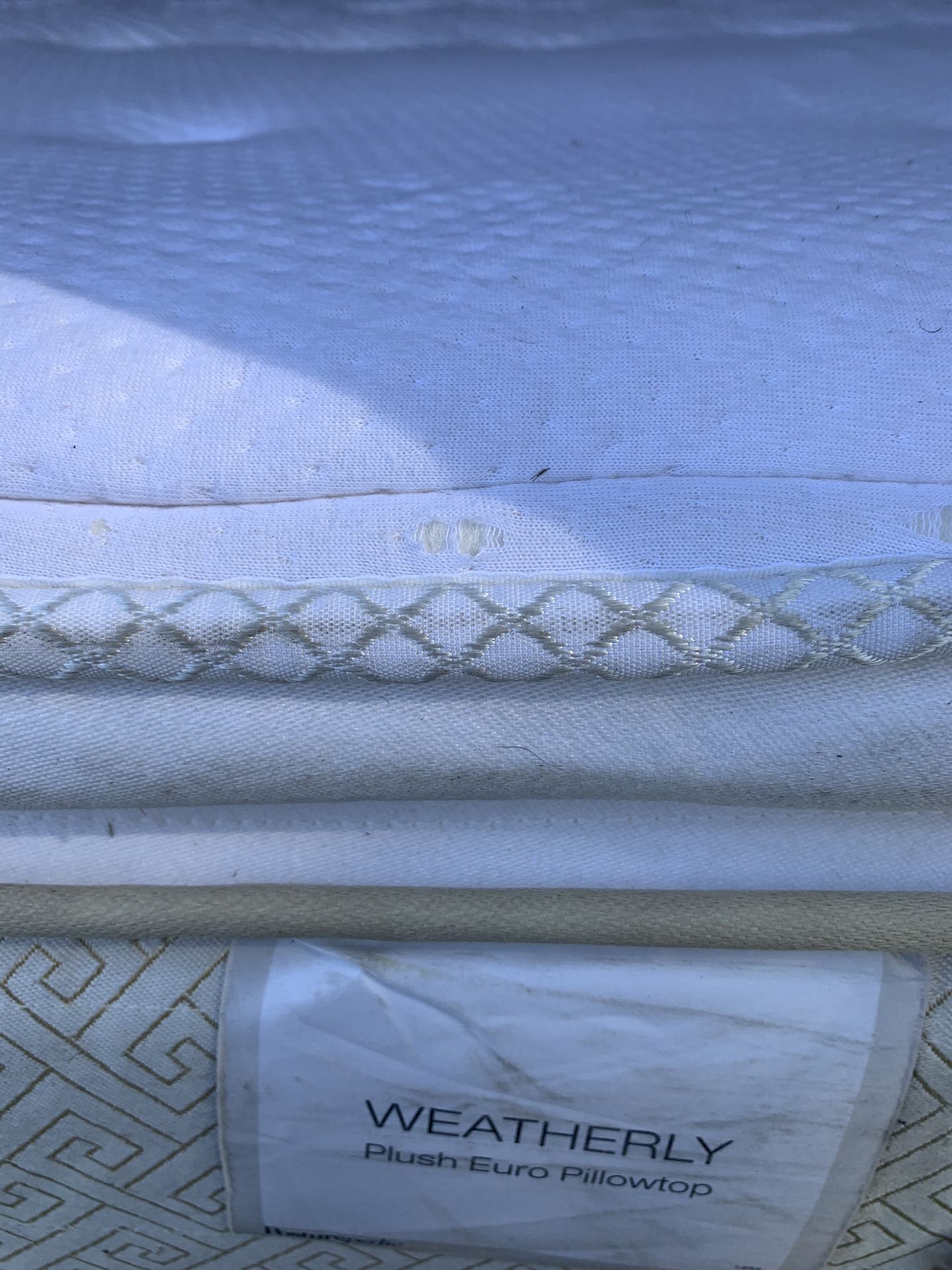 King size mattress and box spring very good condition posturepedic Free Delivery 🚚