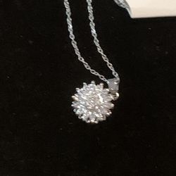 Beautiful Silver Necklace W/ Round Spinning Pendant 