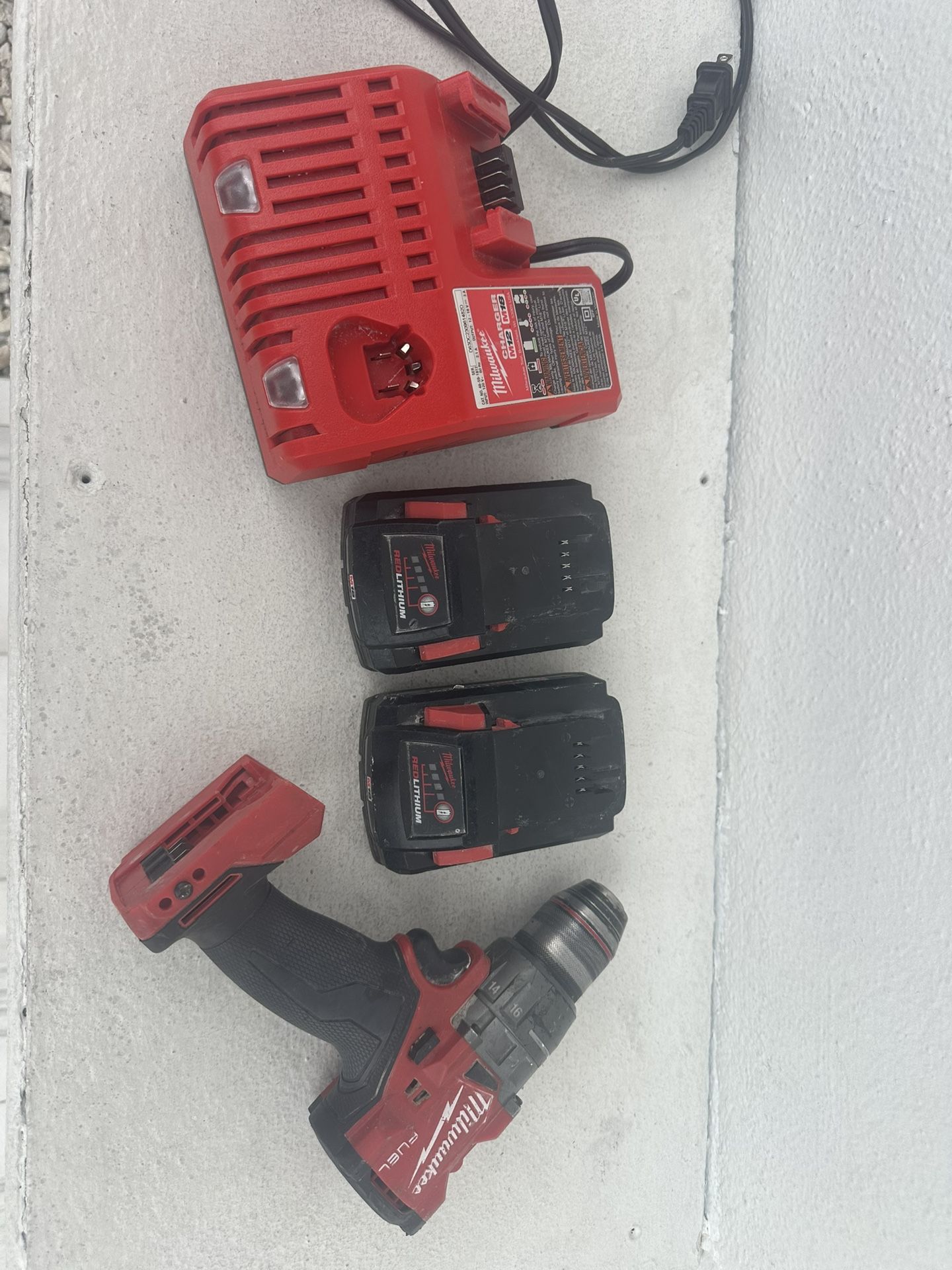 Milwaukee Hammer Drill Fuel Con cargador Y 2 Baterías 