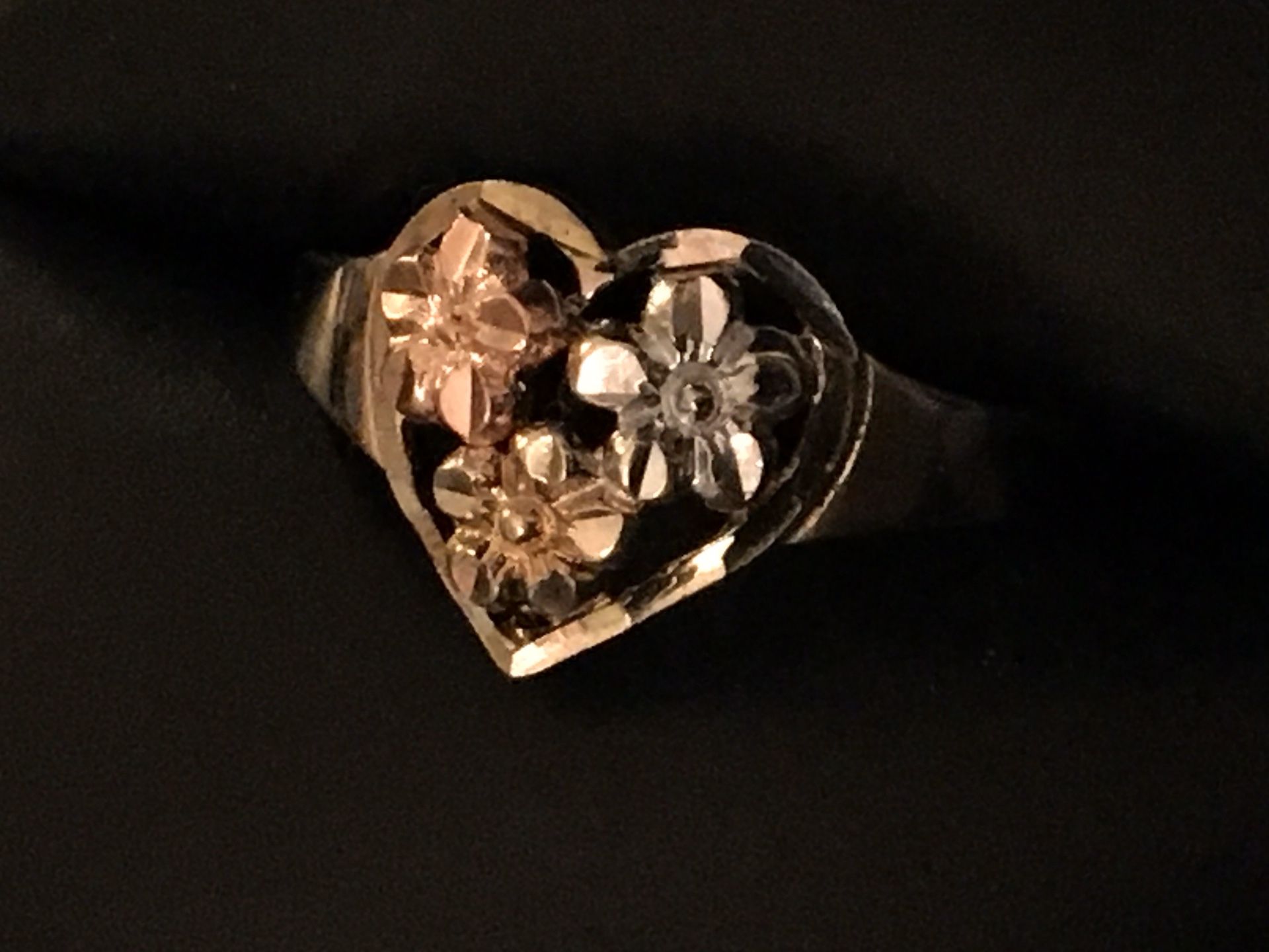 10 kt tri colored gold heart ring