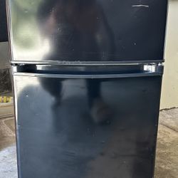 Black Upstreman  Mini Fridge With Freezer 