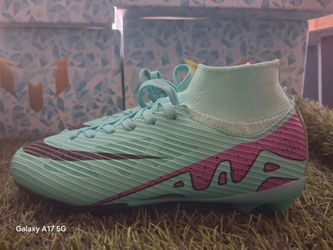 Soccer cleats us size 4.5youth