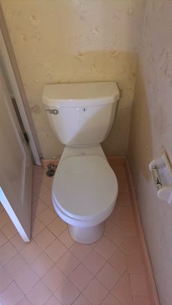 Mansfield White Toilet – Clean & Fully Working – $50