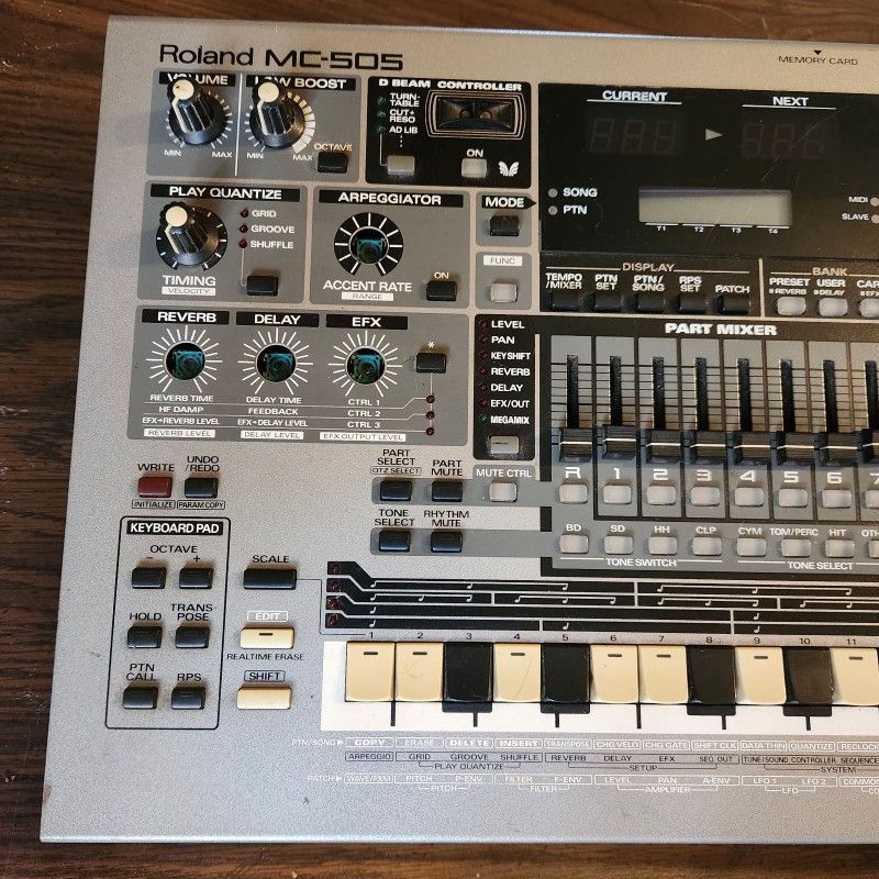 ROLAND MC-505 GROOVE BOX USED