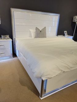 White Finish, Glam, Hight-gloss Queen Bed