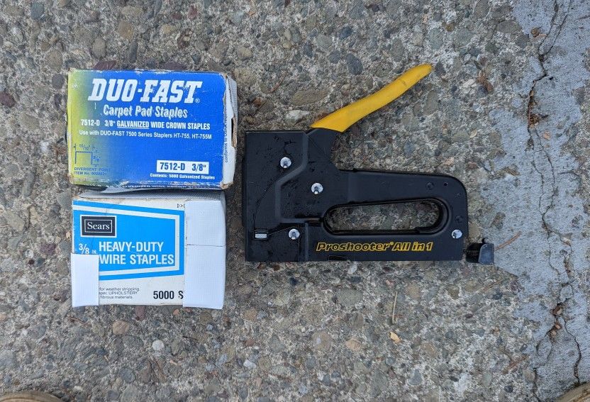 Staple Gun With 2 Boxes Of Staples