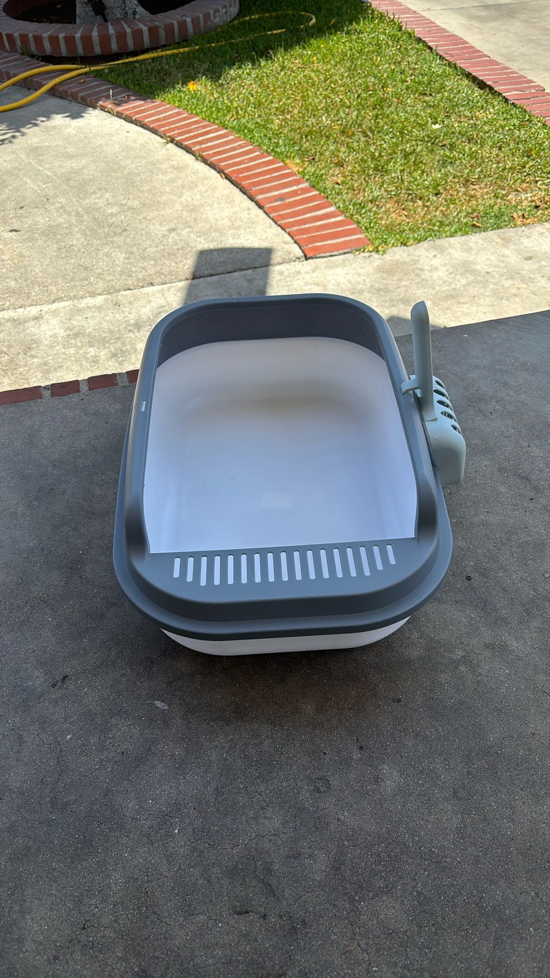 Litter box for kitten with a scooper