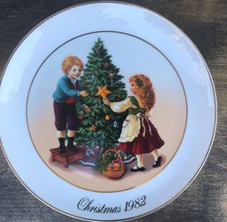 Avon Christmas 1982 Vintage Porcelain Plate