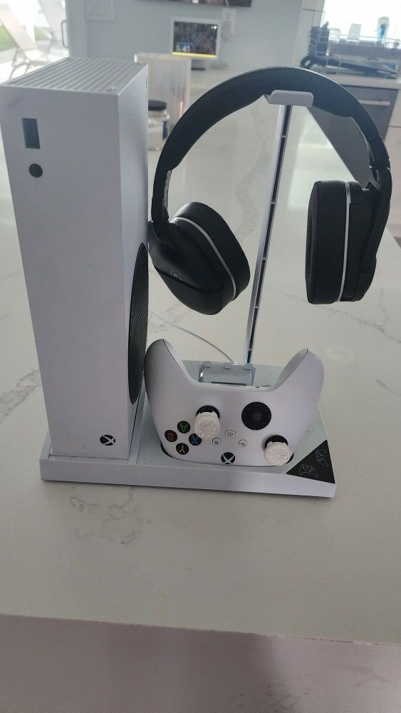 Xbox Series S With Turtle Beach MAX headset