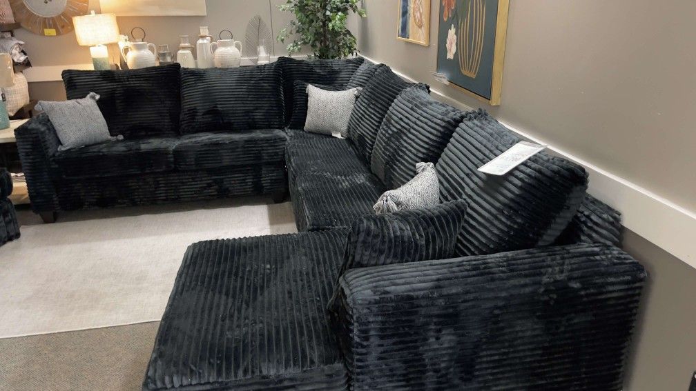 AP🎉Black , Ultra Comfort Sectional Couch With Chaise// Fast Delivery - Financing