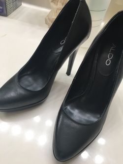 Selling cute heels size 6 - 6 1/2 to 7