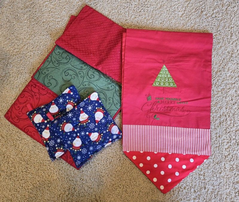 Christmas Table Runner Pot Holders Etc