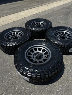 Method MR703 8x6.5 17” BeadGrip Gloss Titanium Wheels with 35” Toyo Open Country R/T Pro Tires